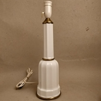 hvid rillet porcelæns lampefod med messing heiberglampe gammel bordlampe